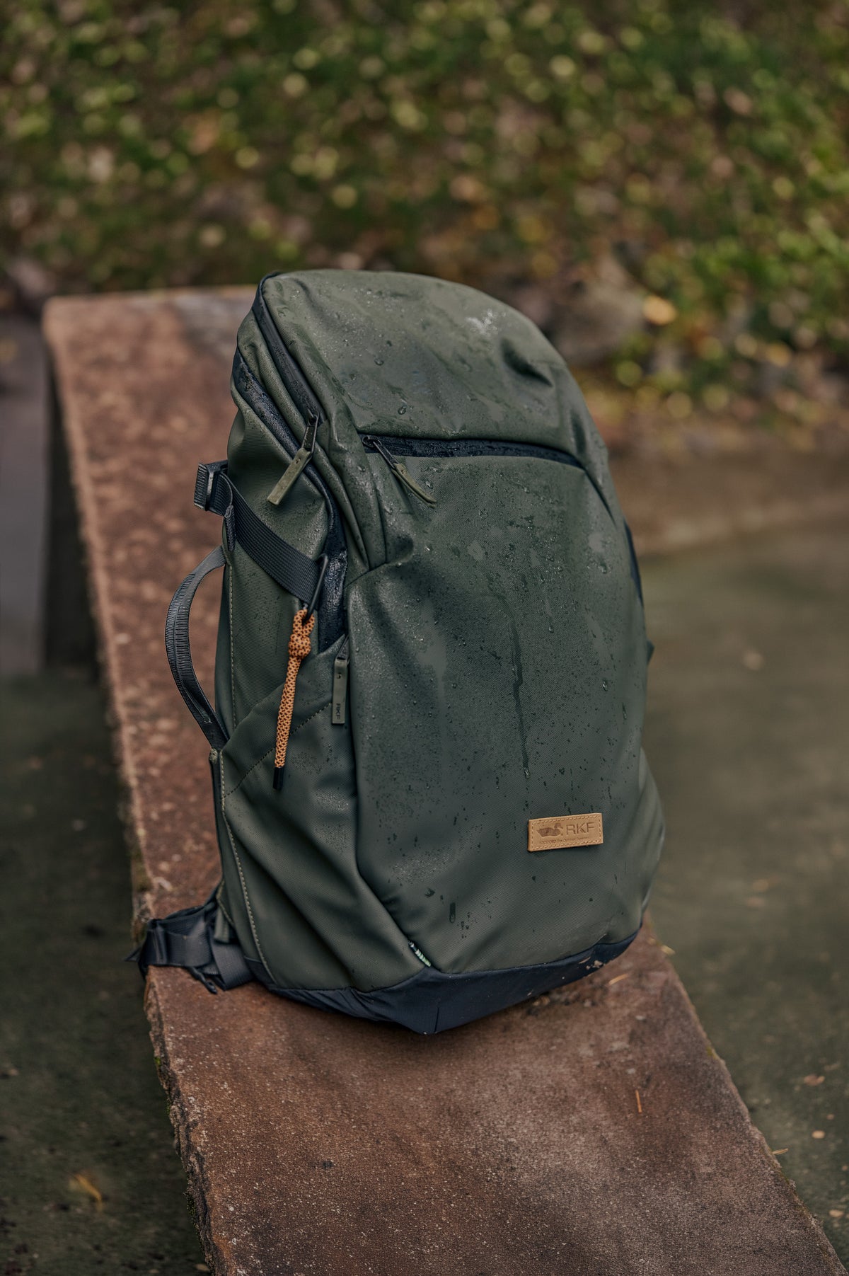 <p>Descubre <strong>WATER RESISTANT</strong></p>